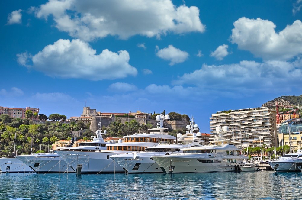 Port Hercule med yachter og klippen Monaco-Ville i baggrunden