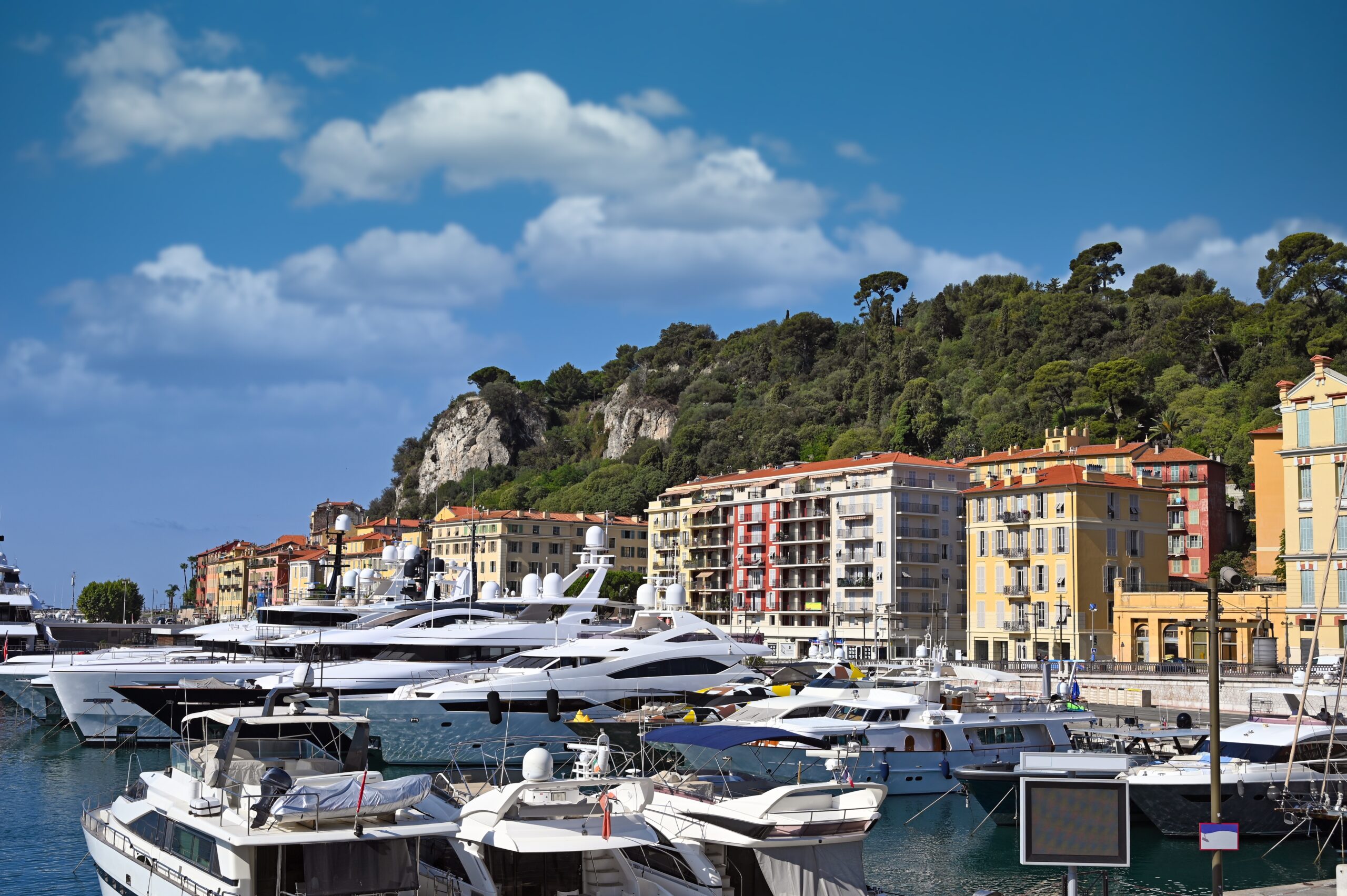 Port Lympia med yachter og sejlbåde i Nice