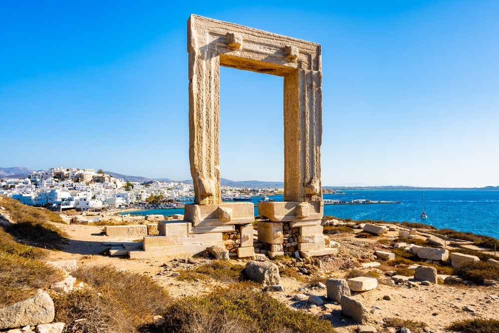 Portara, porten fra Apollon-templet, med udsigt til havnen og Naxos by