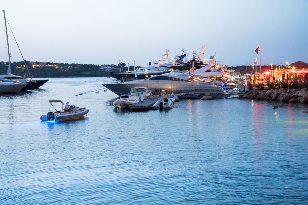 Luksusyachter i lystbådehavnen i Porto Cervo på Costa Smeralda om aftenen