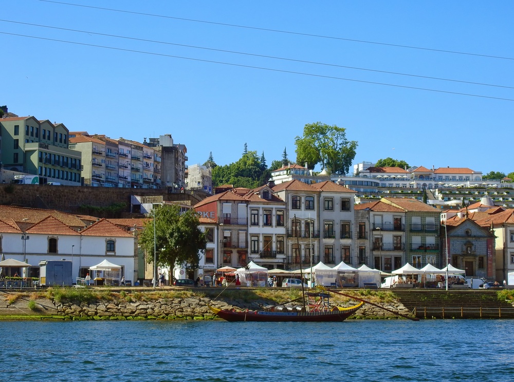 Panorama over flodbredden i Vila Nova de Gaia med portvinskældrene ved Douro-floden