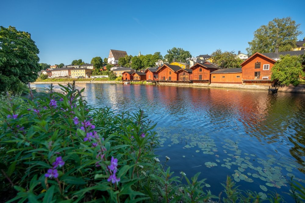 De røde pakhuse ved floden i Porvoo øst for Helsinki