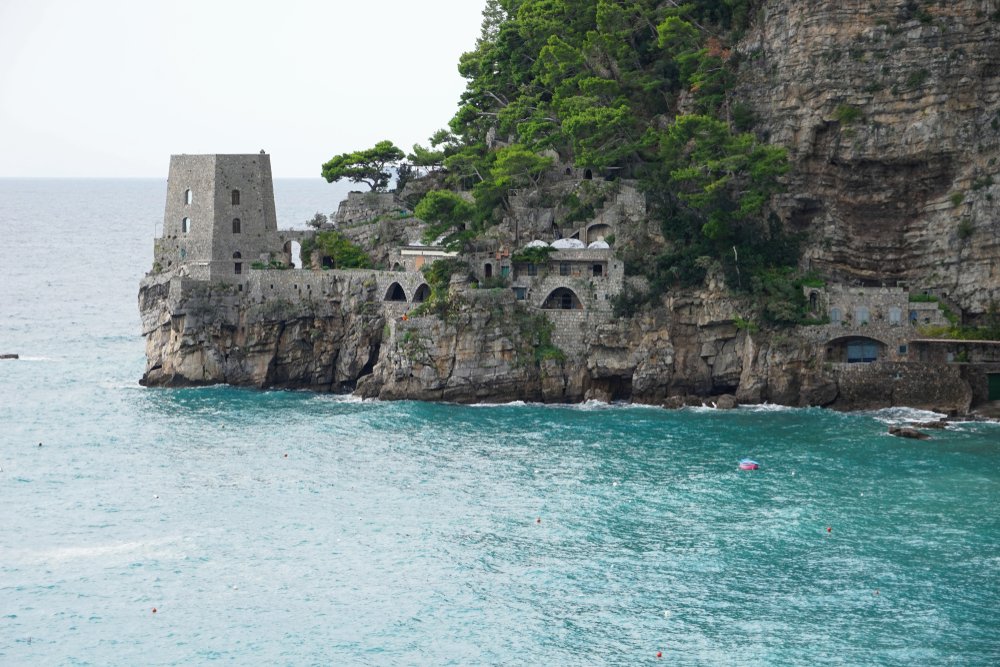 Det gamle vagttårn på klippen ved Fornillo i Positano