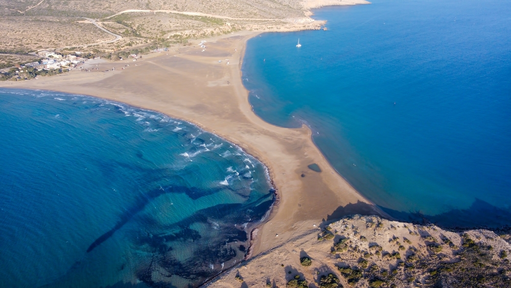 Luftfoto af sandtangen og lagunen ved Prasonisi på Rhodos