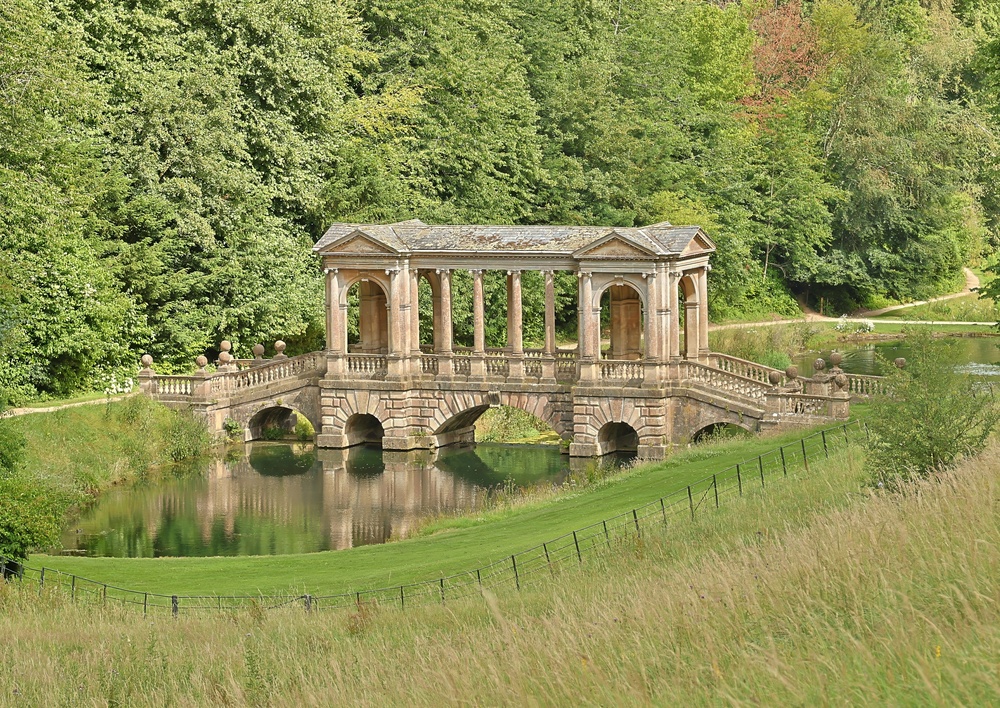 Den palladianske bro i Prior Park Landscape Garden op ad bakken fra Widcombe i Bath