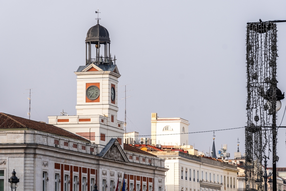 Puerta del Sol i Madrid med urtårnet på Casa de Correos
