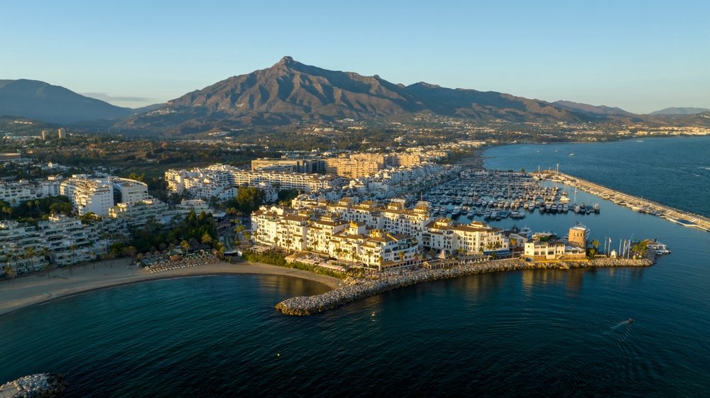 Lystbådehavnen Puerto Banús i Marbella set fra luften med bjerget La Concha