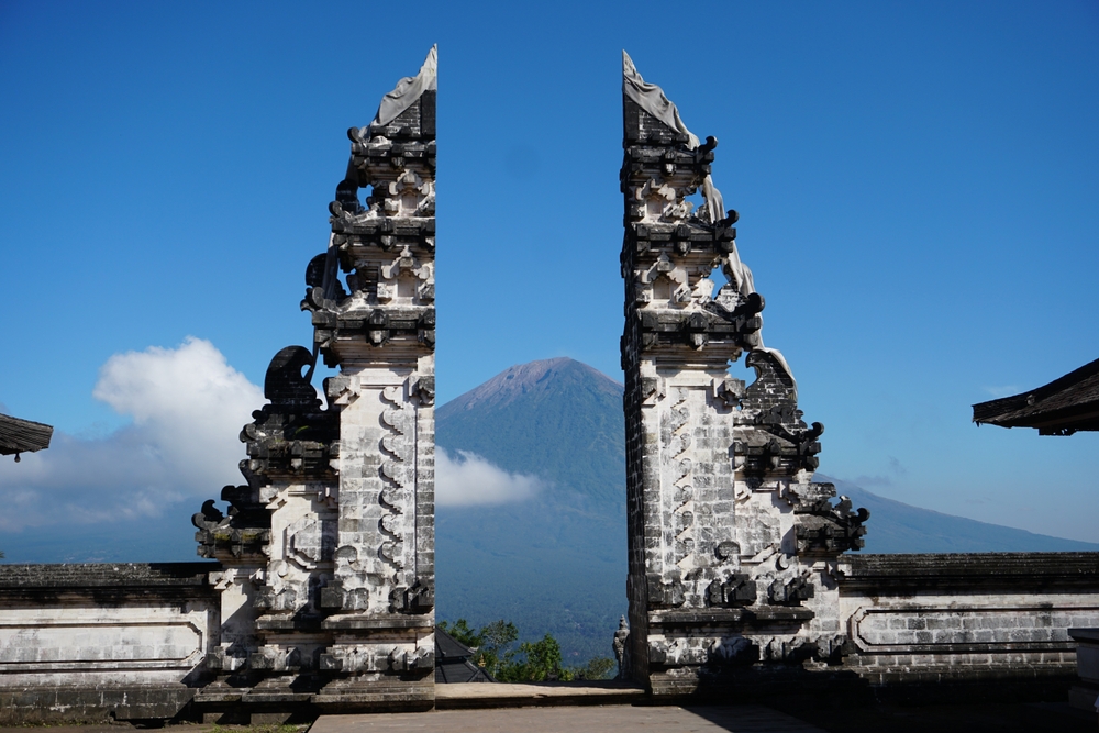 Tempelporten ved Pura Lempuyang med Mount Agung i baggrunden