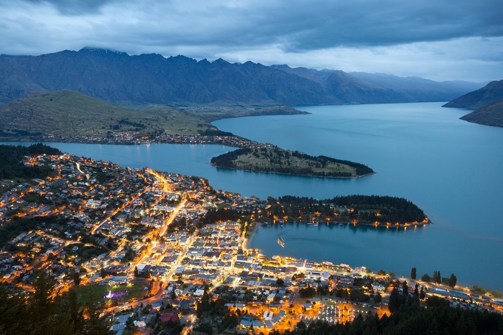 Queenstown ved søen Lake Wakatipu med bjergkæden The Remarkables