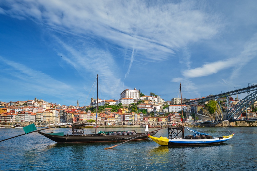 Rabelo-både på Douro-floden ved Ribeira i Porto