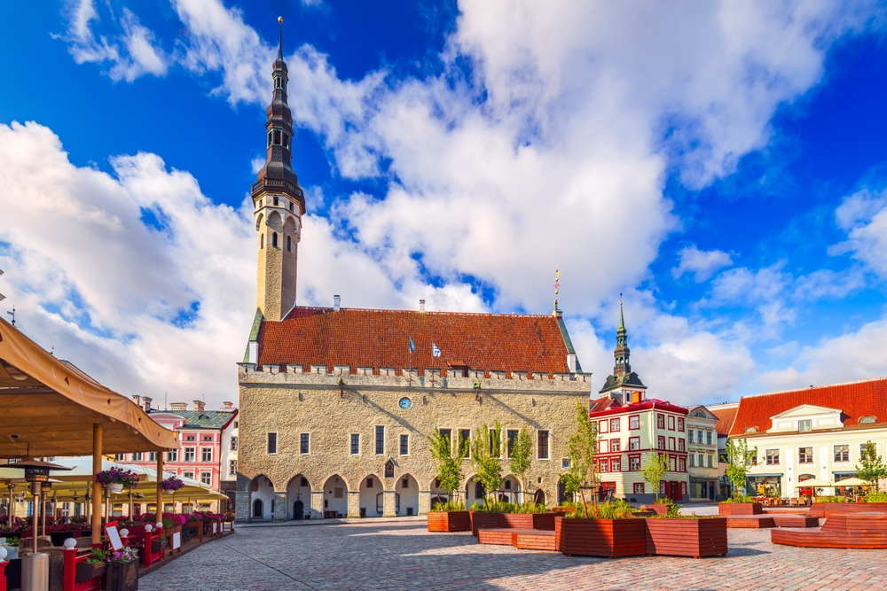 Raekoja Plats og det gamle rådhus i Tallinns Old Town