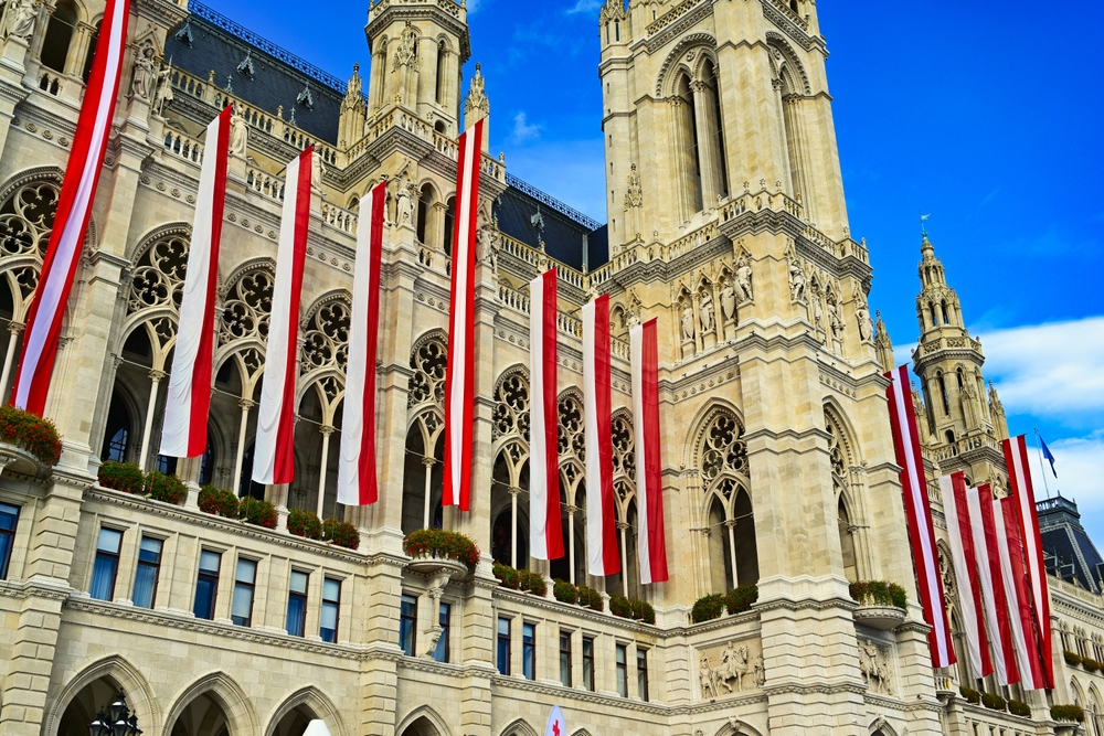 Wiens rådhus, Rathaus, med østrigske flag