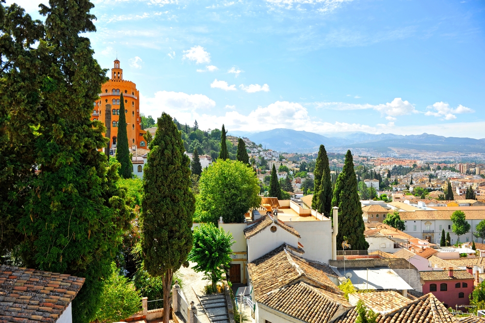 Panorama over kvarteret El Realejo i Granada med Sierra Nevada i baggrunden