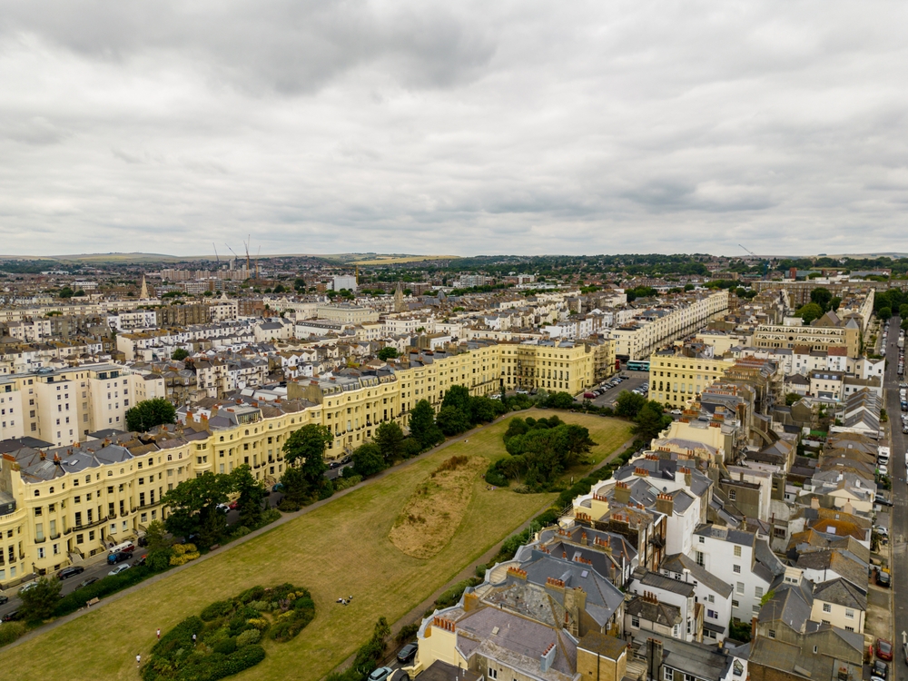 Luftfoto af Regency Square og stranden i Brighton