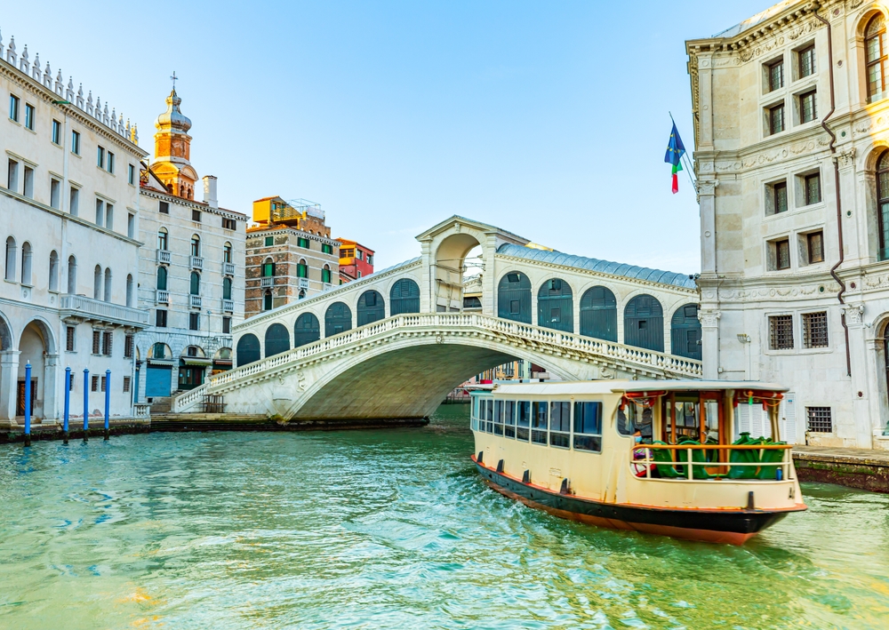 Rialtobroen og en vaporetto i Venedig