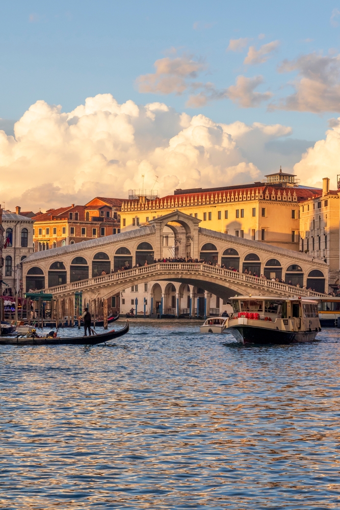Rialtobroen over Canal Grande i Venedig