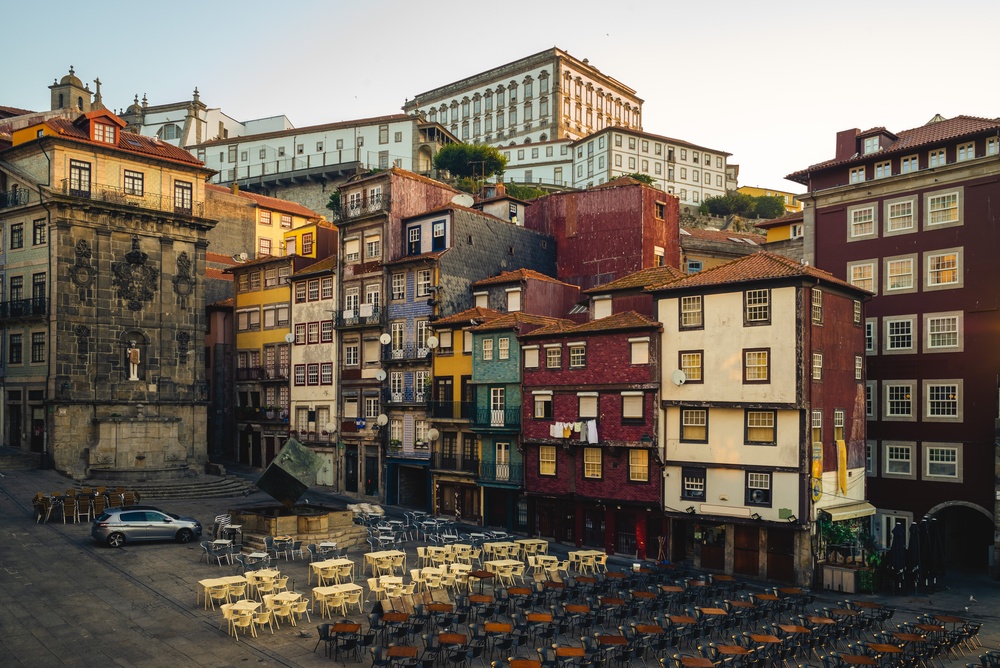Ribeira-kvarteret ved Douro-floden i Porto med farverige huse langs Cais da Ribeira
