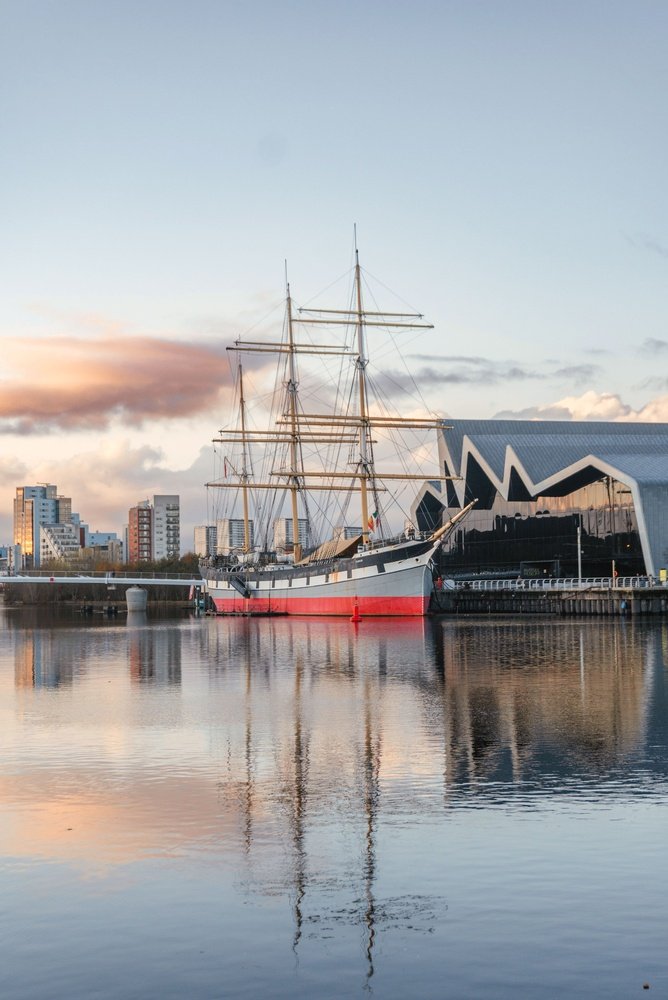 Sejlskibet Glenlee ved Riverside Museum ved floden Clyde i Glasgow