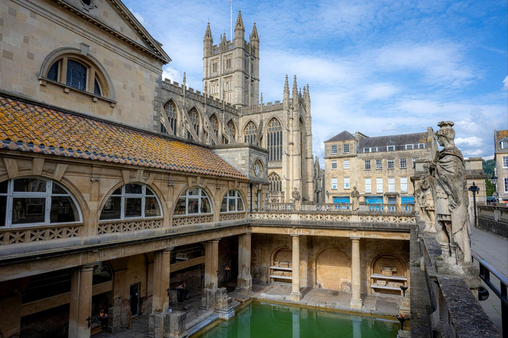 De historiske Roman Baths i centrum af Bath med Bath Abbey i baggrunden