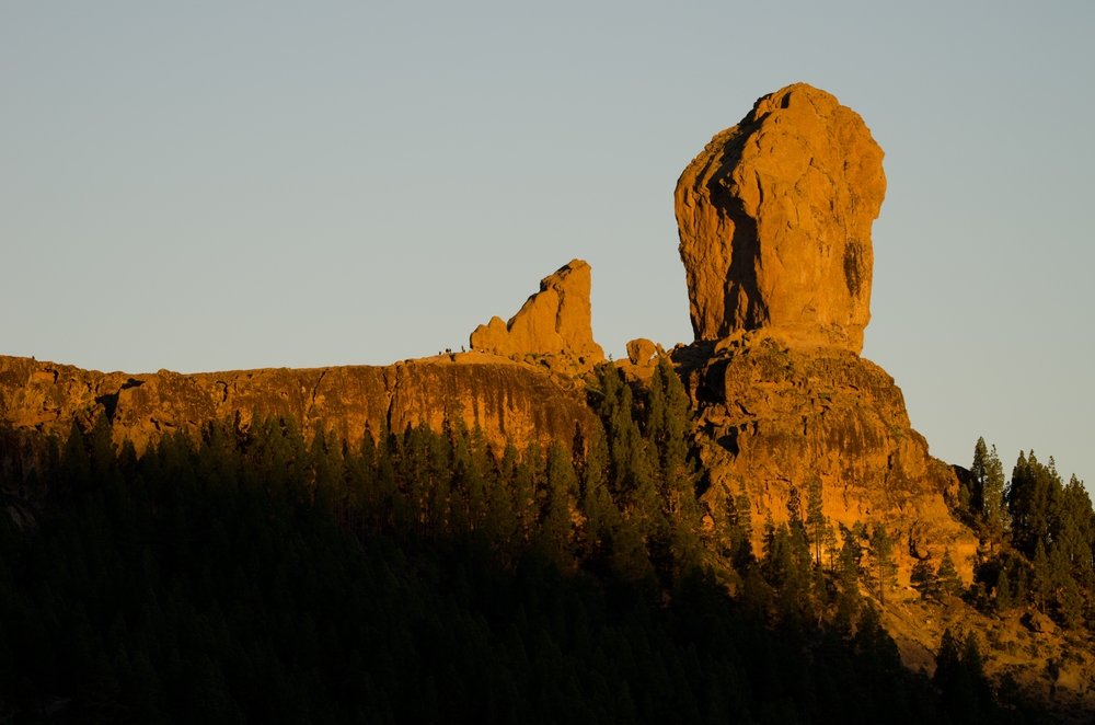 Roque Nublo ved daggry i bjergene ved Tejeda på Gran Canaria
