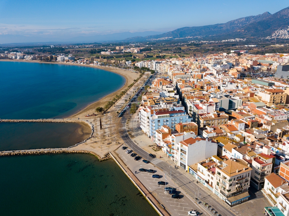 Feriebyen Roses på Costa Brava set fra luften med stranden og promenaden