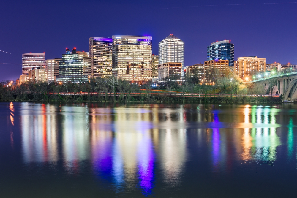 Rosslyns skyline ved Potomac-floden om aftenen