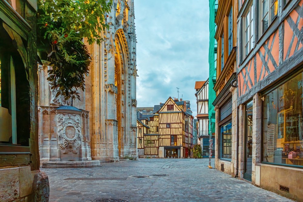 Bindingsværkshuse i Old Town i Rouen med katedralen Notre-Dame for enden af gaden
