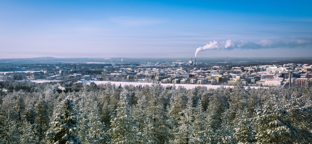 Panoramaudsigt over Rovaniemi by om vinteren i Lapland