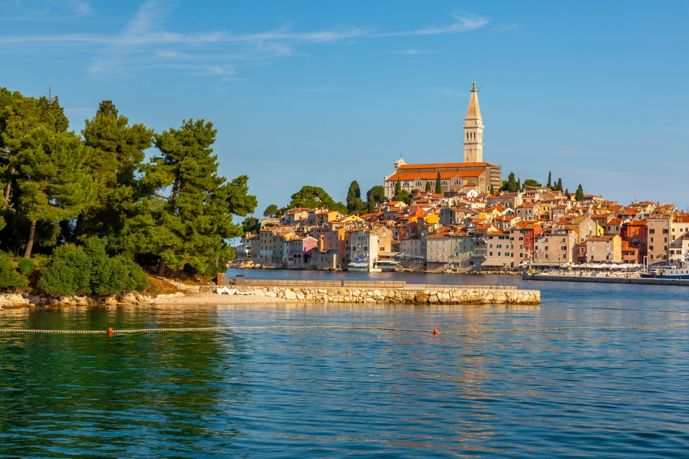 Havnen og Old Town i Rovinj med kirken Sankt Eufemia på toppen