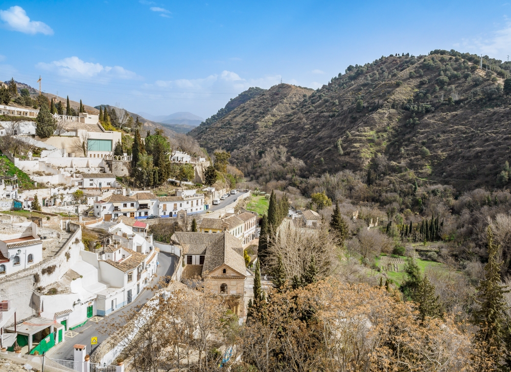 Kvarteret Sacromonte på bjergskråningen i Granada i Andalusien