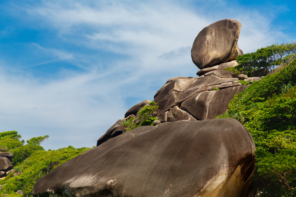 Klippen Sail Rock og det klare vand ved Koh Similan på Similan-øerne