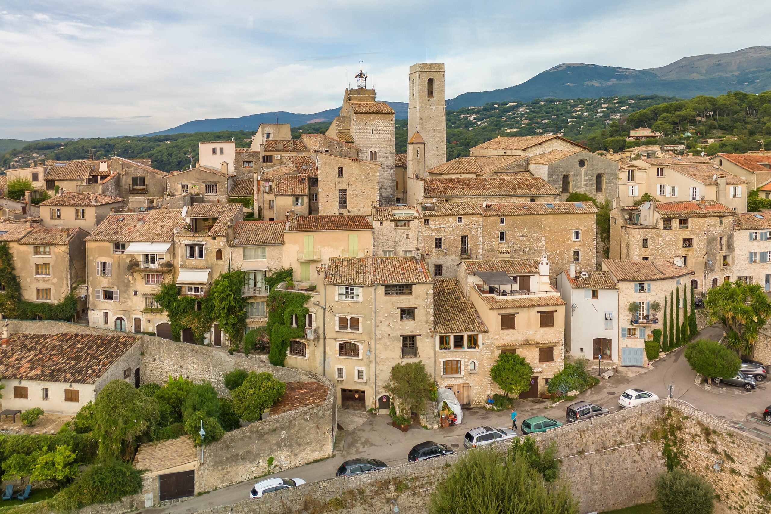 Den befæstede landsby Saint-Paul-de-Vence fra luften