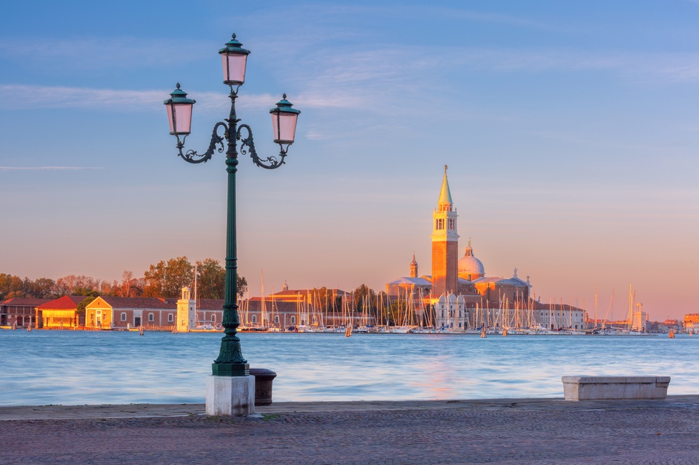 Øen San Giorgio Maggiore med kirken set fra promenaden i Venedig