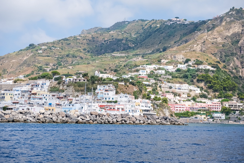 Farverige huse og stenmolen i Sant'Angelo på Ischia