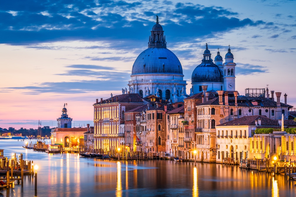 Santa Maria della Salute ved Canal Grande i Venedig i tusmørke