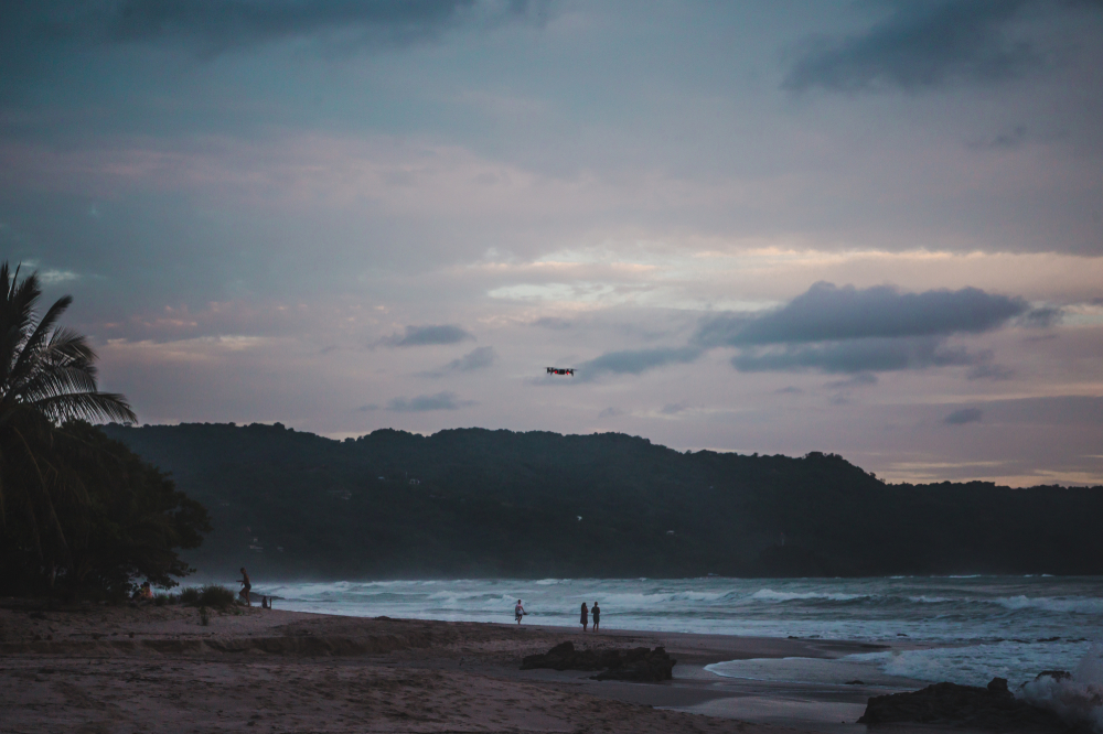 Den lange sandstrand ved Playa Carmen i Santa Teresa i solnedgang set fra luften