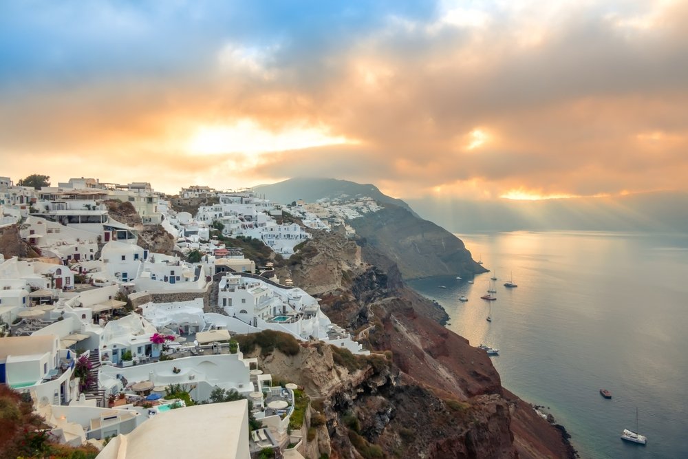 yachter og katamaraner for anker under Oia ved daggry