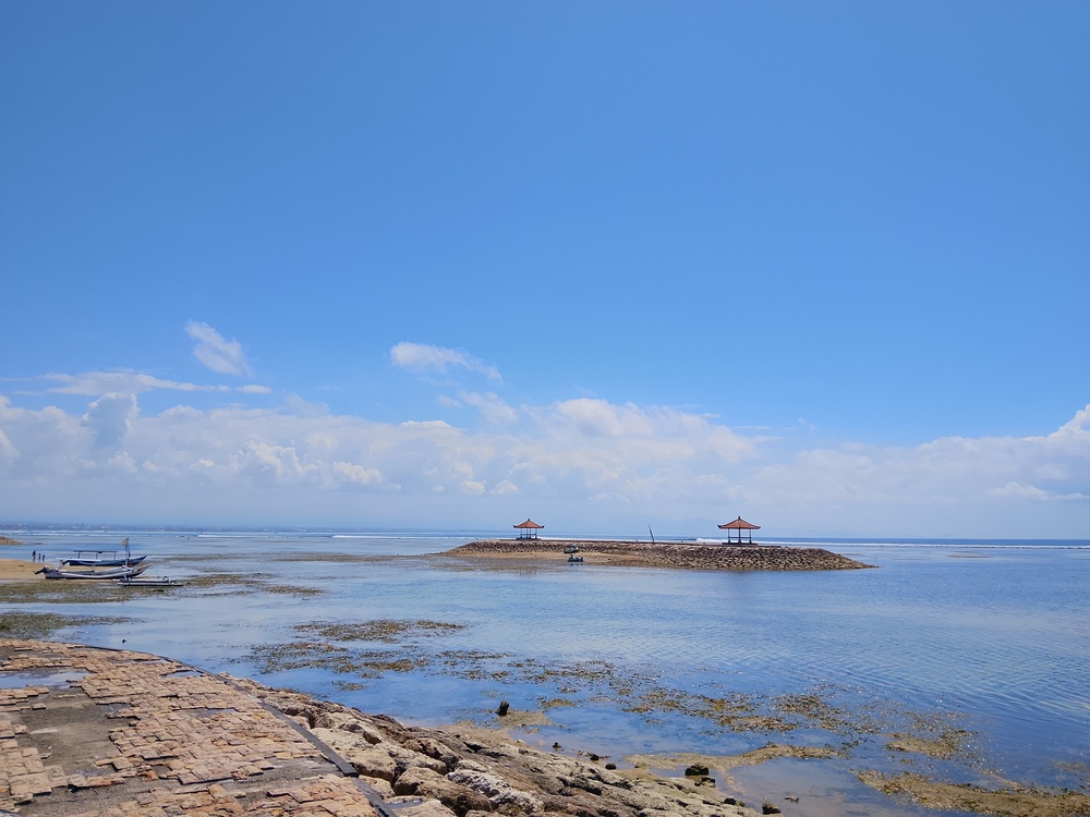 Traditionelle jukung-både på stranden i Sanur på Bali