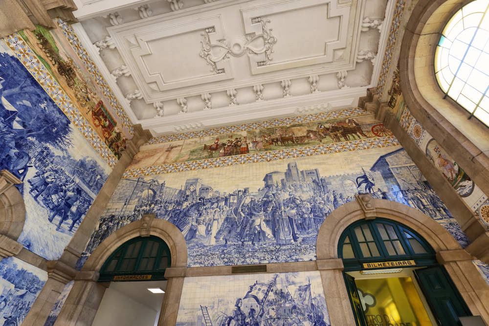 Blå og hvide azulejo-fliser på væggene i hovedhallen på São Bento-stationen i Porto