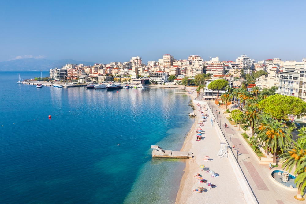Udsigt over Sarandë med promenaden og havnen