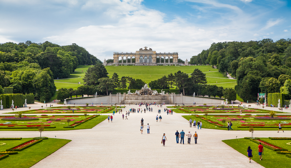 Schloss Schönbrunn og den store parterrehave i Wien