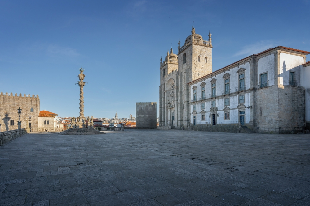Katedralen Sé do Porto og Pelourinho-søjlen på pladsen Terreiro da Sé