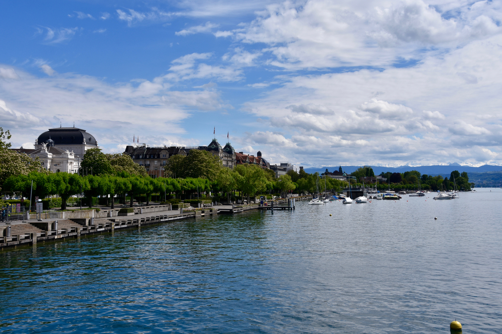 Zürichsee med Seefeld og operaen en sommerdag