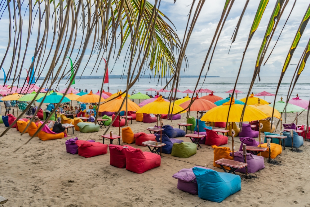 Solnedgang på stranden i Seminyak på Bali