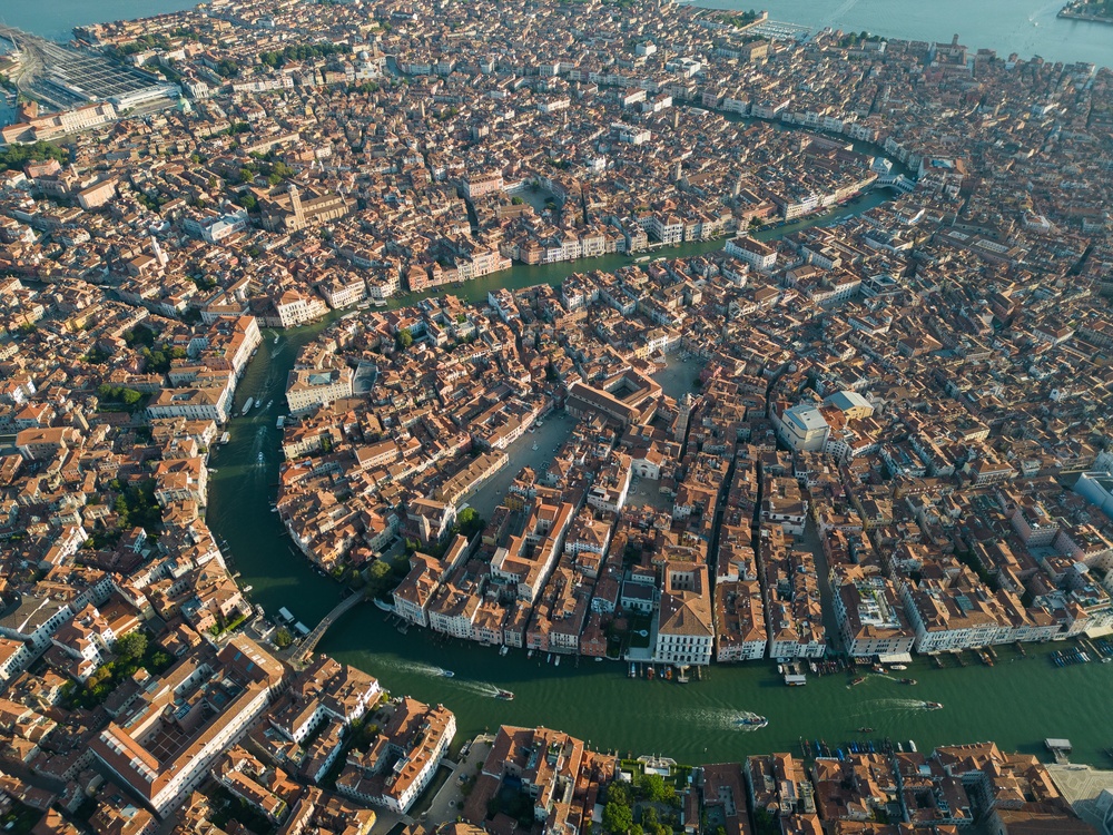 Venedig og lagunen set fra luften med Canal Grande, der snor sig gennem byen