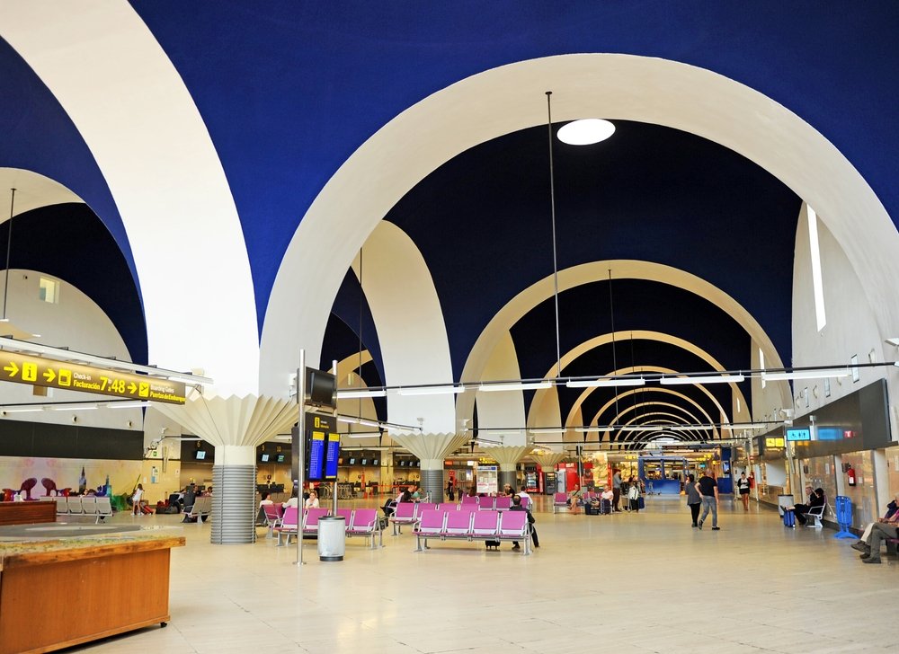 Indenfor i terminalen i Sevilla Lufthavn