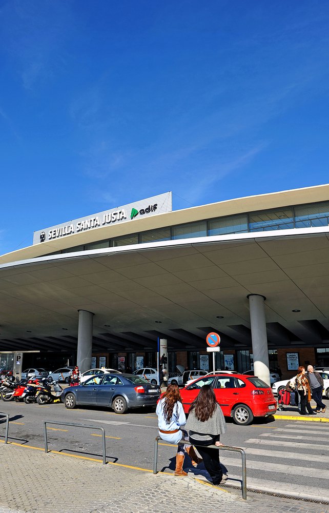 Togstationen Santa Justa i Sevilla med AVE-tog