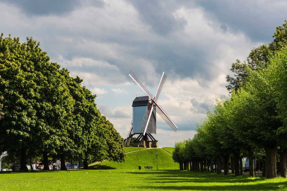Sint-Janshuismolen på voldene ved Kruisvest i Sint-Anna-kvarteret i Brugge