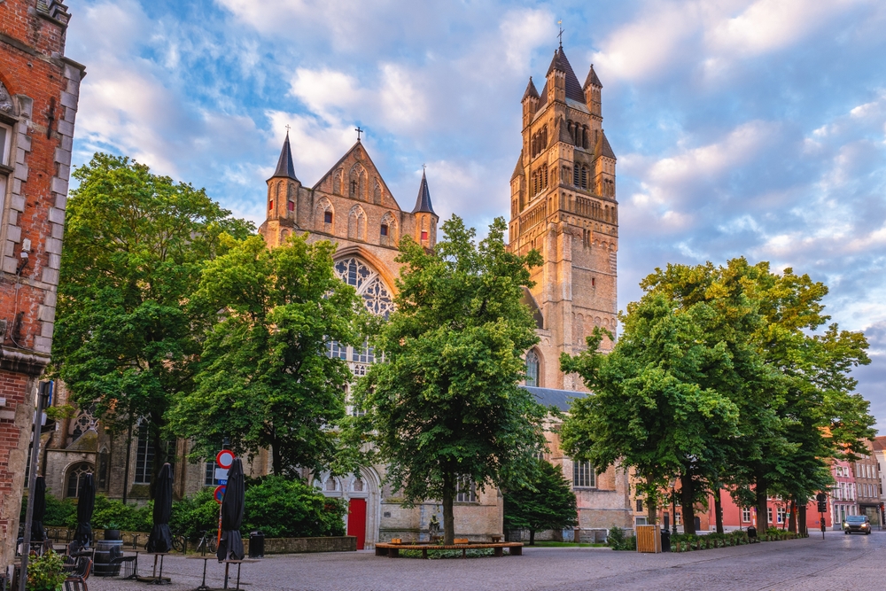 Sint-Salvatorskathedraal mellem 't Zand og Markt i Brugge