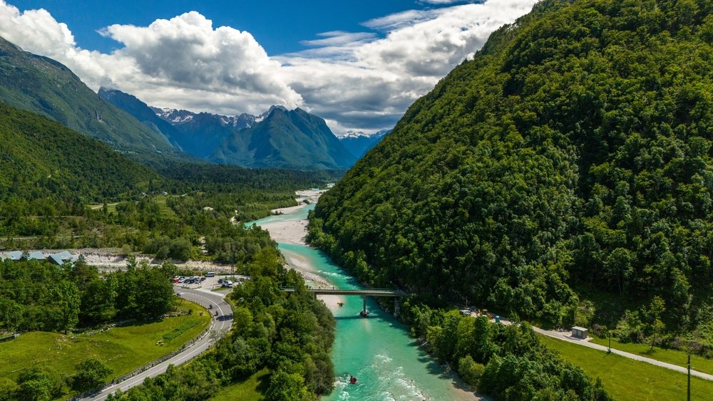 Den smaragdgrønne Soča-flod ved Bovec i Soča-dalen